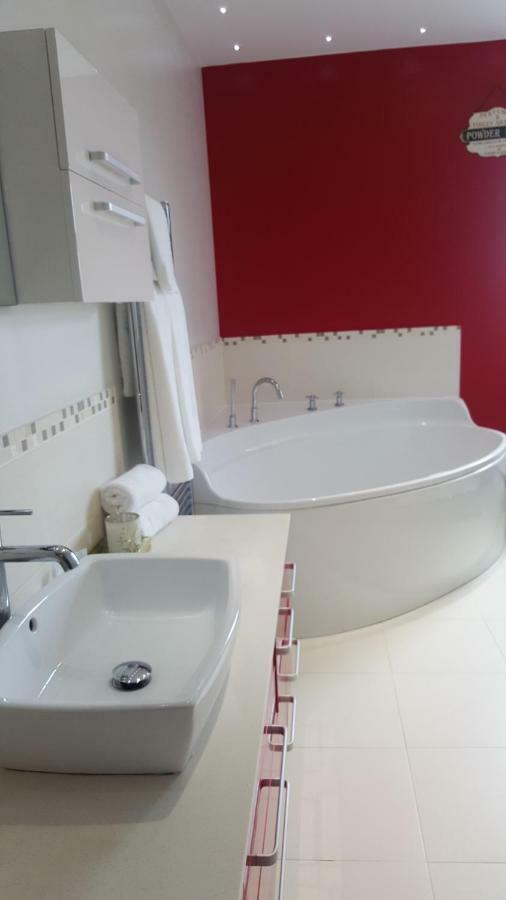 Haya Guest House Oldbury  Ngoại thất bức ảnh